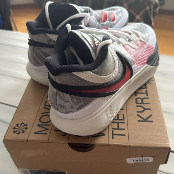 NIB Nike Kyrie 8 White University Red/Black- Size 11 MEN’S - Picture 4 of 5